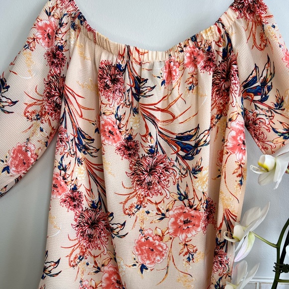 Off-shoulder women’s floral blouse with sleeves - Picture 2 of 11